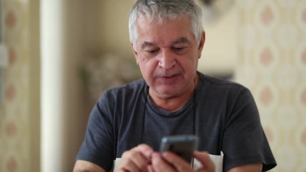 Upset Older Man Reacting Negative News Cellphone — Stockvideo