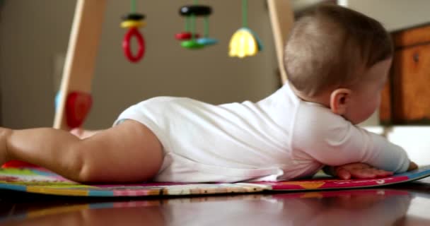 Baby Zuigeling Liggend Speelmat Woonkamer Reiken Naar Object Thuis — Stockvideo