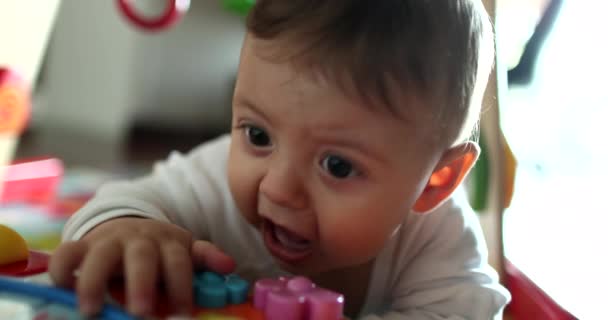 Söt Barnporträtt Golvet Barnkammaren Spädbarn Ansikte Berörande Ansikte — Stockvideo