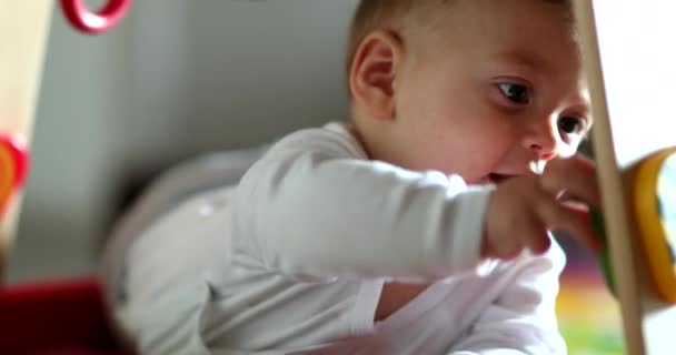 Bebé Jugando Con Juguete Interior — Vídeo de stock