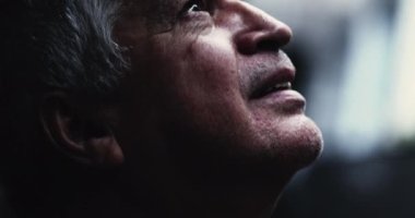 Ruhani yaşlı adam elini göğsüne koydu.