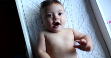 Güzel bebek bebek bebek kameraya bakarak yalan söylüyor.