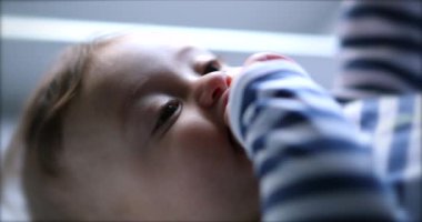 Sevimli bebek yüzü gülüyor. Mutlu küçük çocuk yakın plan