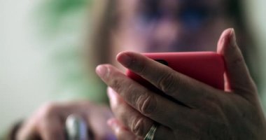 Otantik büyükanne cep telefonu ekranına bakıyor.