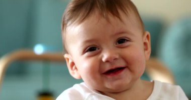 Güzel bebek yüz ifadesi, gülümseyen mutlu çocuk gülüyor ve gülümsüyor.