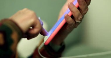 El ele tutuşan akıllı telefon aygıtı bwosing internet dokunmatik ekran