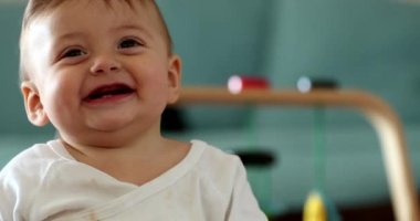 Bebek bebek gülümseyen portre yüzü, bir yaşındaki çocuk gülümsemesi.