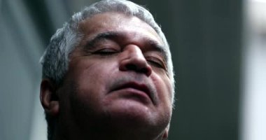 Son sınıf öğrencisi gözlerini kıs kıs bakıyor. Yaşlı adam derin düşüncelere daldı.