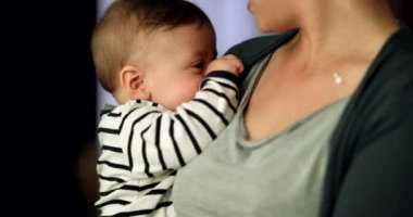Annesinin kollarında gülümseyen mutlu bir bebek. Anne ve baba sevimli çocuk gülümsemesi taşıyor.