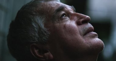 Yaşlı adam başını göğe kaldırıyor, dramatik ruhani kişi Tanrı 'nın varlığını hissediyor.