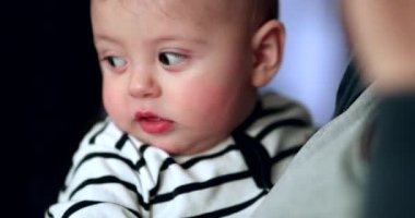 Annesinin kucağında küçük bir bebek. Ebeveyn kucağında küçük bir çocuk var