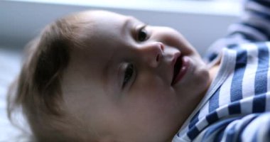 Mutlu, bebe bebek. Çocuk sevinç ve mutluluk hissediyor.