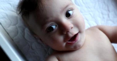 Sevimli bebek bebek bebek, etrafa bakıyor.