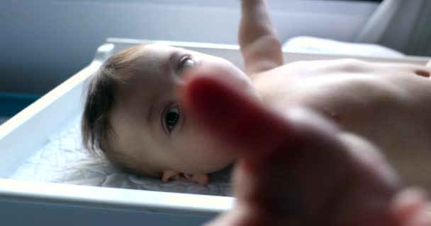 Słodkie Dziecko Dotykające Obiektywu Kamery Niemowlę Chcące Dotknąć Aparatu Fotograficznego — Wideo stockowe
