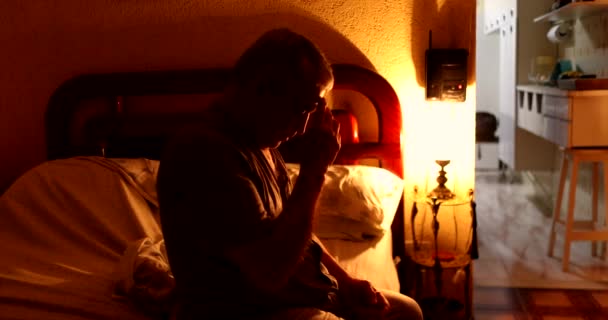 Mann Legt Sich Ins Bett Und Macht Nachtlampe Aus Alter — Stockvideo