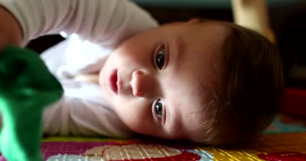 Słodkie Dziecko Bawiące Się Skarpetką Wkładające Ubrania Ust Portret Uroczego — Wideo stockowe