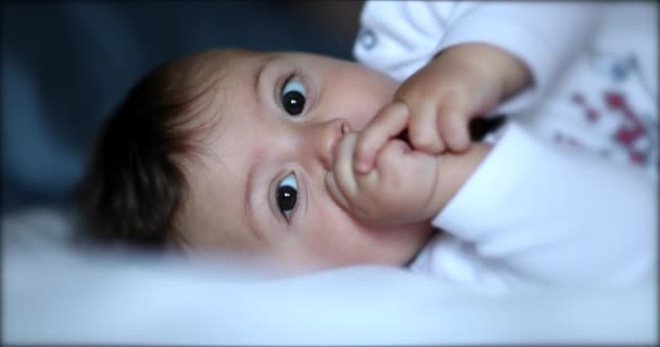Baby Liggande Sängen Tittar Kameran Närbild Ansikte — Stockvideo