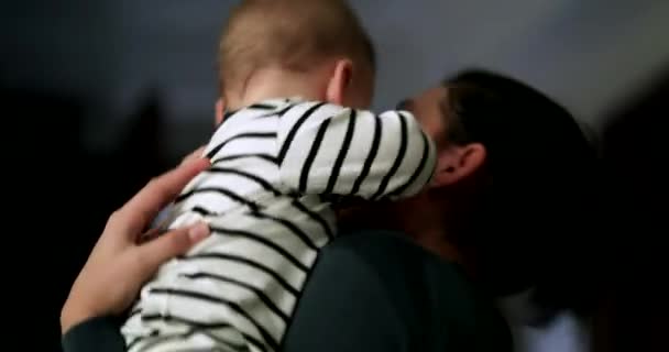 カジュアルな母親が赤ん坊にキス 本物の愛の親と幼児の関係 — ストック動画