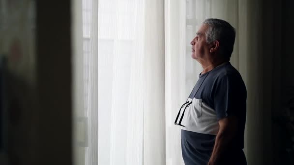 Пожилой Человек Стоящий Окна Наблюдающий Снаружи — стоковое видео