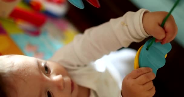 Mãos Bebê Segurando Brinquedo Close Infantil Brinca Com Desenvolvimento Infantil — Vídeo de Stock
