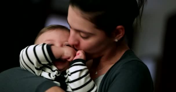 カジュアルな母親が赤ん坊にキス 本物の愛の親と幼児の関係 — ストック動画
