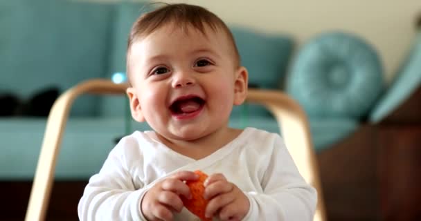 Schattige Baby Peuter Gezicht Reactie Baby Jongen Lachen Glimlachen — Stockvideo