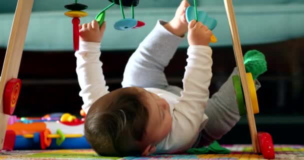 Bébé Mains Tenant Jouet Jeu Gros Plan Bébé Joue Avec — Video