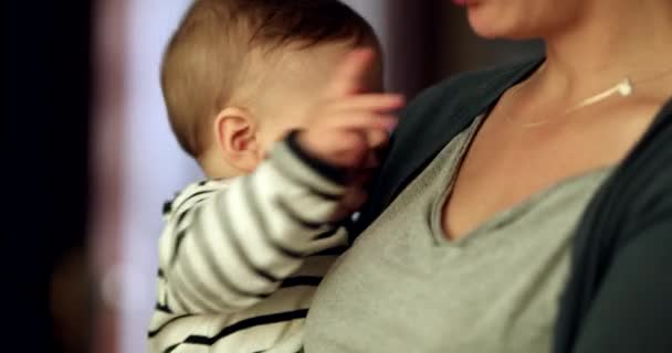 赤ちゃんの母親のネックレスを保持 母親保持幼児幼児で腕 — ストック動画