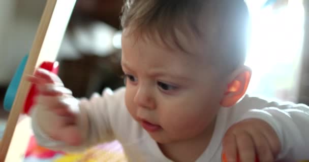Spädbarn Leker Med Leksaken Inomhus Lekfullt Barnporträtt Ansikte — Stockvideo