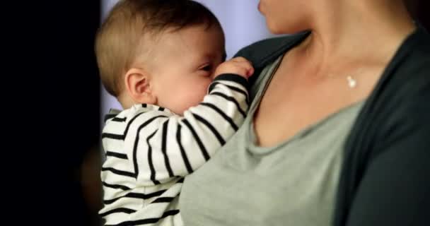 Feliz Bebê Sorridente Nos Braços Mãe Pai Segurando Adorável Bonito — Vídeo de Stock