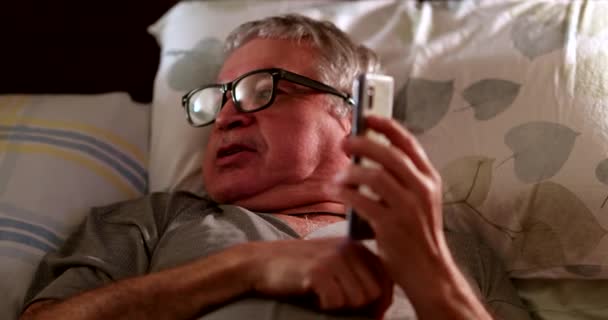 Gehuwd Stel Bed Met Behulp Van Mobiele Telefoon Apparaten Man — Stockvideo