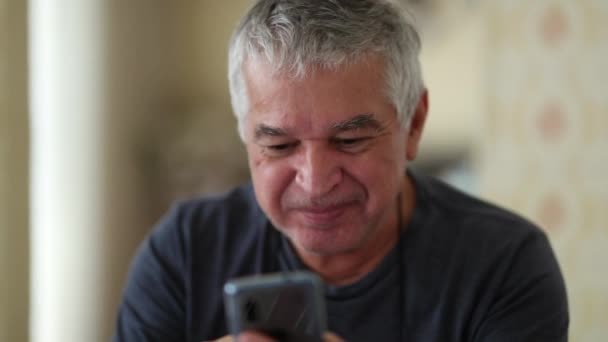 Щаслива Випадкова Старша Людина Використовує Мобільний Телефон — стокове відео