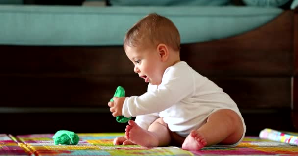 Schattige Baby Zuigeling Spelen Casual Woonkamer Top Van Speelmat — Stockvideo