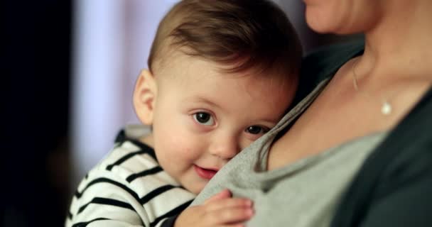 母親の腕の中で幸せな笑顔の赤ちゃん かわいい子供の笑顔を持つ親 — ストック動画