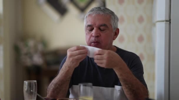 Casual Older Man Wiping Mouth Napkin Eating Lunch Home — Vídeo de Stock