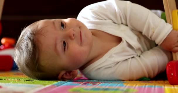 장난감을 가까이 유아는 바닥에 아이를 키우며 — 비디오