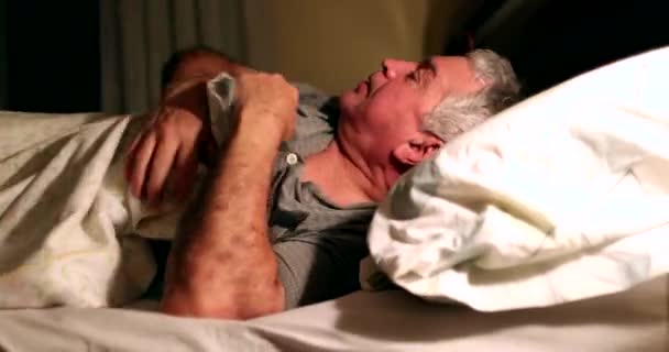 Oudere Man Doet Licht Uit Persoon Gaat Slapen — Stockvideo
