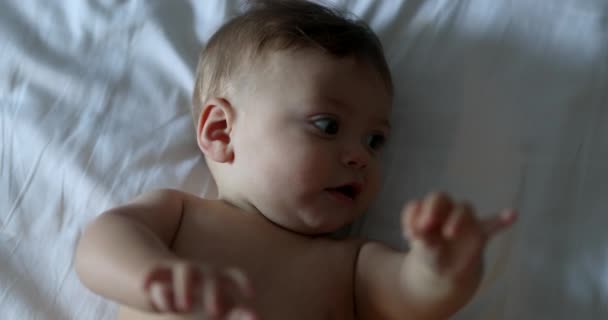 Γλυκό Αξιολάτρευτο Μωρό Ξαπλωμένο Στο Κρεβάτι — Αρχείο Βίντεο