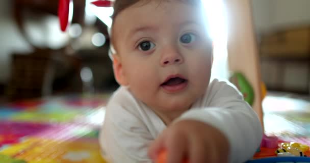 Bebé Jugando Con Juguete Interior Retrato Cara Sonriente Sensación Alegría — Vídeo de stock