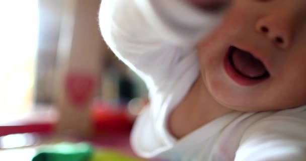 Дитячий Малюк Торкається Єктива Камери — стокове відео