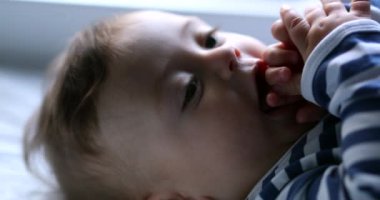 Mutlu, bebe bebek. Çocuk sevinç ve mutluluk hissediyor.