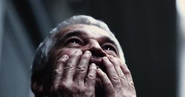 Sadık yaşlı adam Tanrı 'nın varlığını hissediyor. Ruhani insan yüzü.