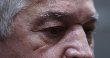 Dramatik düşünceli son sınıf öğrencisi, yakın plan yaşlı insan gözleri.