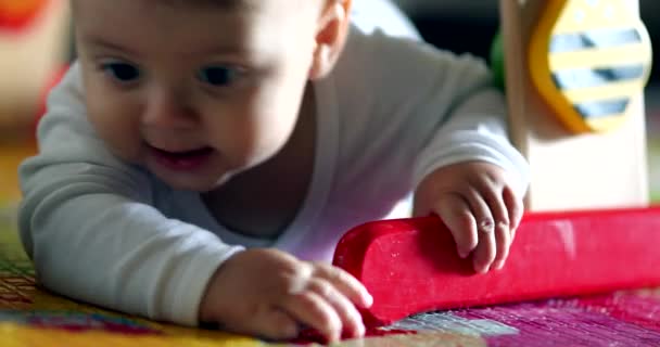 Baby Peuter Spelen Met Speelgoed Binnen Schattig Kind Kinderkamer — Stockvideo