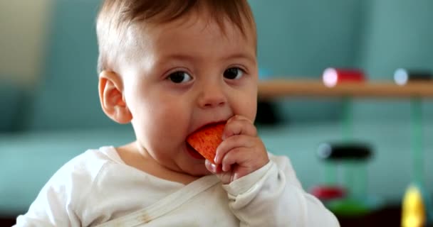 Schattig Baby Holding Stuk Van Appel Fruit Casual Portret Zuigeling — Stockvideo