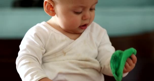 Bebê Bonito Colocando Meia Boca Infantil Criança Mastigar Roupas — Vídeo de Stock