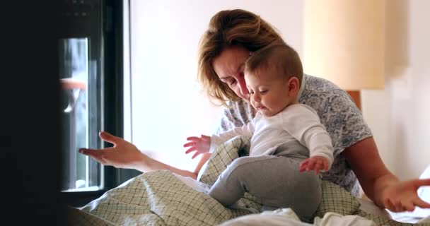 Ehrlicher Familienmoment Großmutter Mit Baby Enkel Morgens Bett — Stockvideo