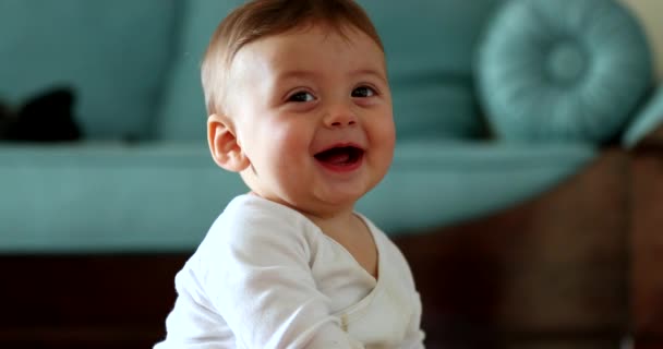 Güzel Bebek Portresi Yüzü Mutlu Çocuk — Stok video