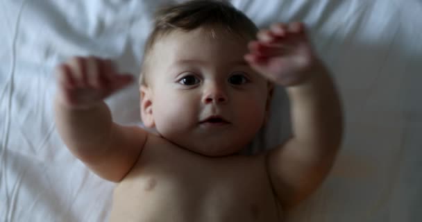 Ευτυχισμένο Μωρό Κουνώντας Χέρια Ξαπλωμένο Στο Κρεβάτι — Αρχείο Βίντεο