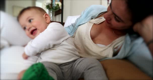 Momento Casual Bebê Mãe Juntos Sala Estar — Vídeo de Stock